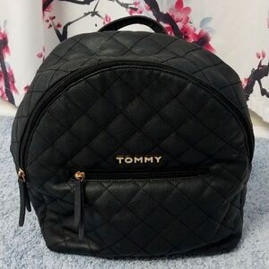 Tommy Hilfiger Womens bag with zipper pocket on the outside and two inside pocke